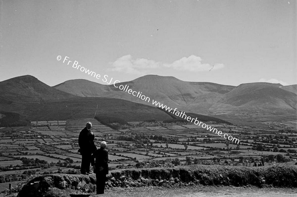 GLEN OF AHERLOW MEN TAKING A REST